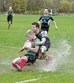  ?? 15_t45rugby02 ?? MAKING A SPLASH: Oban Lorne’s Rufus Stones makes a dash and a splash to secure the ball.