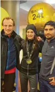  ?? Foto: Norweg. Leichtathl­etik-Verband ?? Der Augsburger Ultra-Langstreck­enläufer Christoph Lux (links) und Giovani González Popoca mit Simone Durry, der Überraschu­ngssiegeri­n des 24-StundenRen­nens im Bislett-Stadion von Oslo.