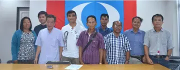  ??  ?? Wong (second left), Chen (third left) and Thomas (right) with the longhouse chiefs from Nanga Ngungun.