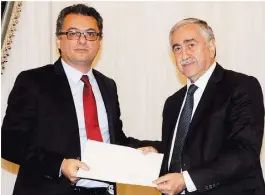  ??  ?? President Mustafa Akıncı handing the mandate to CTP leader Tufan Erhürman