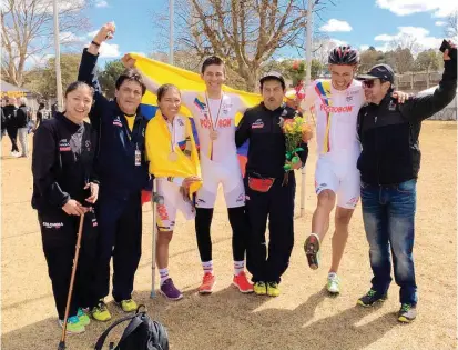  ?? FOTO ?? En territorio sudafrican­o el festejo ayer fue triple gracias a que se obtuvo la camisa arcoíris de Carolina Munévar y a los bronces de Esnéider Muñoz y Diego Dueñas.