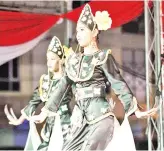  ??  ?? One of the Sabah and Labuan ethnic groups performing a cultural traditiona­l dance at the inaugural ethnic and cultural integratio­n festival Saturday night at Dataran Labuan.