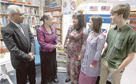  ?? PIC BY SHARUL HAFIZ ZAM ?? US ambassador to Malaysia Kamala Shirin Lakhdhir (second from left) and Kedah Public Library Corporatio­n chairman Shahizan Affandi Zakaria (left) with US foreign exchange students (from right) Chase Matula, 16, Emily Gethen, 16, and Stephanie Mastinggal, 16, at the Kedah Public Library in Alor Star yesterday.