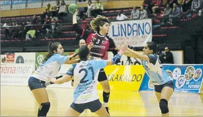  ?? FOTO: ZUAZO ?? Victoria apretada Luján, que marcó seis goles, intenta lanzar frente a las defensoras del Porriño, en un duelo que fue muy igualado