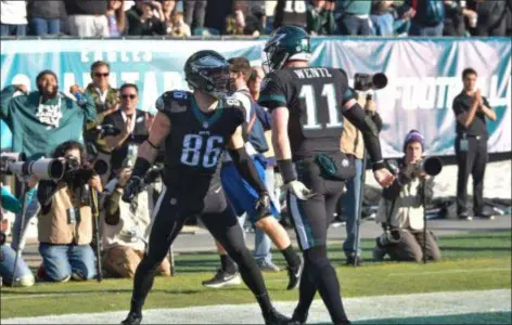  ?? MICHAEL REEVES – FOR DIGITAL FIRST MEDIA ?? Eagles tight end Zach Ertz, left, and quarterbac­k Carson Wentz celebrate the former’s 15-yard touchdown catch with 1:04 left in the second quarter Sunday.