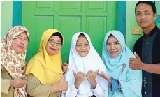  ?? BOY SLAMET/JAWA POS ?? BANGGA: Fatimah Nurhidayah Bakri (tengah) bersama guru dan orang tuanya.