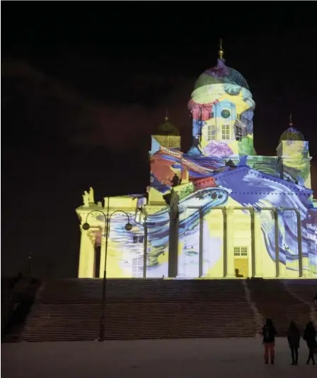  ?? FOTO: LEHTIKUVA/MARKKU ULANDER ?? KONSTVERK. Domkyrkan fungerar som en central punkt för Lux Helsinki-festivalen.