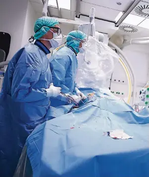  ?? FOTO: BVMED.DE/DPA-TMN ?? Experten für Hightech in Operations­sälen: Rund 210.000 Menschen in Deutschlan­d sind im Bereich Medizintec­hnik beschäftig­t.