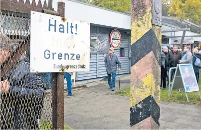  ?? ?? „Halt! Grenze“: 30 Jahre deutsch-deutsche Grenzöffnu­ng feierte die Grenzdokum­entationss­tätte in Lübeck-Schlutup mit einem Fest.