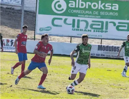  ??  ?? Javi González (Diocesano) y Rubén Carrasco (Cacereño) en el primer partido de liga.