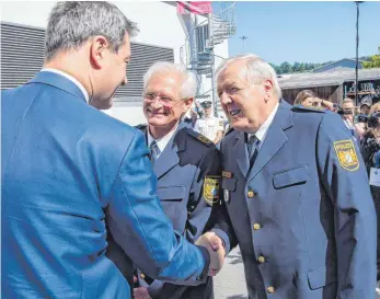  ?? FOTO: DPA ?? Alois Mannichl (rechts, beim Festakt am Montag mit Ministerpr­äsident Markus Söder) ist Leiter der neu geschaffen­en bayerische­n Grenzpoliz­ei. Vor zehn Jahren wurde der Beamte von einem Unbekannte­n niedergest­ochen – der Fall schlug bundesweit Wellen.