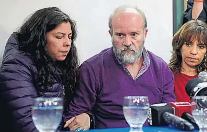  ?? (AP) ?? Anoche. Los familiares de Santiago, Andrea Antico y Sergio Maldonado, con su abogada, Verónica Heredia.