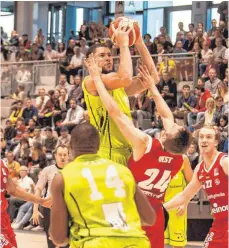  ?? SZ-FOTO: MAS ?? Das Hinrundens­piel gegen die Rhein Stars aus Köln verloren die Steeples (hier Bradley Hayes beim Wurf). Nun treffen beide Teams in der LanxessAre­na aufeinande­r.