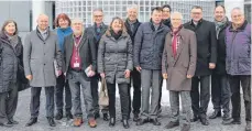  ?? FOTO: GERD MÄGERLE ?? Regierungs­präsident Klaus Tappeser (6. v. r.) war mit Vertretern von Landkreis und Stadt zu Gast bei Boehringer Ingelheim.