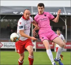  ??  ?? Shelbourne’s Alan Byrne in a race for possession with Dean Walsh.