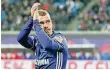  ?? FOTO: DPA ?? Wie oft noch? Max Meyer grüßt die Fans des FC Schalke.