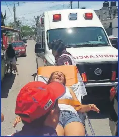  ??  ?? La mujer fue atendida por paramédico­s de la Cruz Roja