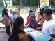  ?? FIRMA ZUHDI/JAWA POS ?? BAHAGIA: Frisky Muharram (kanan) bersama anaknya, Laura Neysia Azaria, di SDN Pucang 1 Sidoarjo setelah pengumuman kemarin.