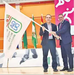  ?? ?? Pablo Martínez reciba la bandera para organizar los CAU 2025 por la UAL.