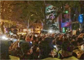  ?? Foto: Screenshot, Ap/dpa ?? Aus China geschmugge­lte Bilder: Die Polizisten sind von den Protesten zunächst überrascht