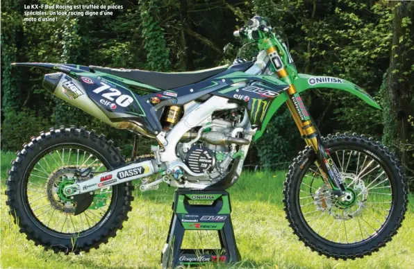  ??  ?? La KX-F Bud Racing est truffée de pièces spéciales. Un look racing digne d’une moto d’usine !