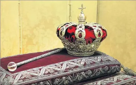  ?? JAVIER LIZÓN / EFE ?? La corona y el cetro. Los símbolos que presidirán la ceremonia de proclamaci­ón de Felipe VI no se han visto desde el traslado de los restos de Alfonso XIII a España