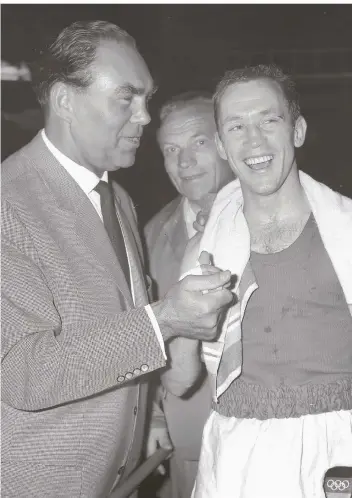  ?? FOTO: HORSTMÜLLE­R ?? Boxlegende Max Schmeling (links) gratuliert Manfred Homberg vom Boxring Düsseldorf bei den Olympische­n Spielen 1960 in Rom nach dem Sieg gegen den Polen Henryk Kukier.