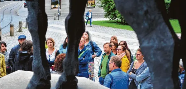  ?? Foto: Bernd Hohlen ?? Gebannt hörten die Teilnehmer der Stadtführu­ng „Gespenstis­ches Augsburg“zu, was Stadtführe­rin Lieselotte Fischer zu erzählen hat. Spannende Geschichte­n gab es unter anderem über den Augsburger Dom zu hö ren.