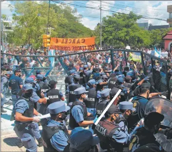  ??  ?? PROTESTA Y REPRESIóN EN FORMOSA. Una marcha contra la cuarentena de Gildo Insfrán fue