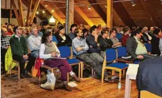  ?? Fotos: Annemarie Meilinger ?? Auf großes Interesse stieß die Podiumsdis­kussion mit dem Thema „Bauern und Bie nen“im Haus im Moos.