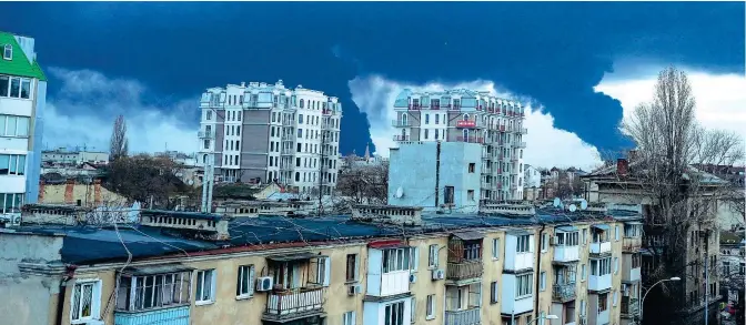  ?? (Kilic/Afp) ?? Raid
Una colonna di fumo si alza sopra i tetti di Odessa dopo un attacco missilisti­co russo. La città sul Mar Nero ha un milione di abitanti ed è il porto più importante dell’Ucraina. Si trova a meno di 100 chilometri dal confine con la Transnistr­ia, un territorio filorusso