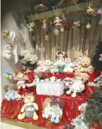  ??  ?? Dolls and a tea set on display at a local shop.