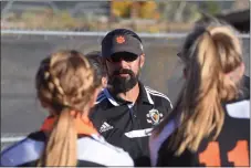  ?? JEANS PINEDA/Taos News ?? LEFT: Rose-Maria Van Willigen tries to get past a horde of Lady Pintos on Thursday (Oct. 20). ABOVE: Rohm Padilla gives a speech to his squad after the end of regulation.