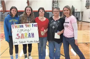  ?? COURTESY OF OAKFIELD MIDDLE SCHOOL TEACHER EMILY WAISAMEN ?? Sarah Freund, center, visits Oakfield Middle School on Nov. 22 on Kindness Day to talk about her experience living with Treacher Collins syndrome. The condition causes a craniofaci­al difference. From left are eighth-grade students JJ Gremminger and Adi...