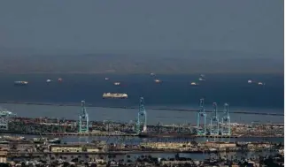  ??  ?? Des navires-citernes utilisés pour stocker le pétrole en mer, le 24 avril à Long Beach.