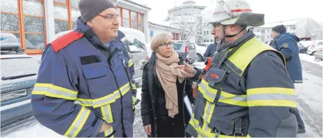  ?? FOTOS: THOMAS WARNACK ?? Feuerwehra­rzt Dr. Adolf Maier, Klinik-Geschäftsf­ührerin Andrea Traub und Stadtbrand­meister Karl-Heinz Dumbeck (von links) besprechen gegen Ende des Einsatzes die weitere Maßnahmen.
