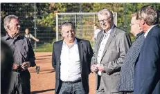  ??  ?? Giovanni Coco, Präsident des Lions Clubs (l.) und Thomas Patermann (3. v.l.), Vorstand der Wirtschaft­sbetriebe, schauten sich das Eröffnungs­spiel an.