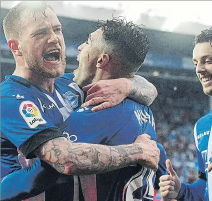  ?? FOTO: EFE ?? La sentencia Guidetti, Munir y Burgui celebran el segundo gol del conjunto alavesista tras una bonita jugada que culminó el madrileño