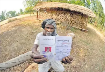  ?? DEEPAK GUPTA/HT ?? Potato farmer Hori Lal shows his Kisan credit card at Bandi ka Purva village in Barabanki, Uttar Pradesh. For every acre of potato he cultivates, Lal is actually losing ~30,000. For emergencie­s, the farmers are forced to sell a part of their land...