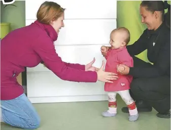  ??  ?? 如果家中有嬰幼兒，家長要注意，鞋子會把細菌帶到地板。(Getty Images)