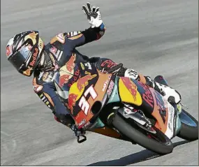  ?? FOTO: RED BULL KTM AJO ?? Pedro Acosta y su V de la victoria
Sexto triunfo y el más celebrado