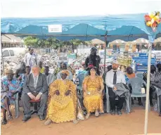  ?? FOTO: PRIVAT ?? Horst Wörner und das Königspaar (von links) bei der Eröffnung des Frauengefä­ngnisses in Ghana-Hohoe.