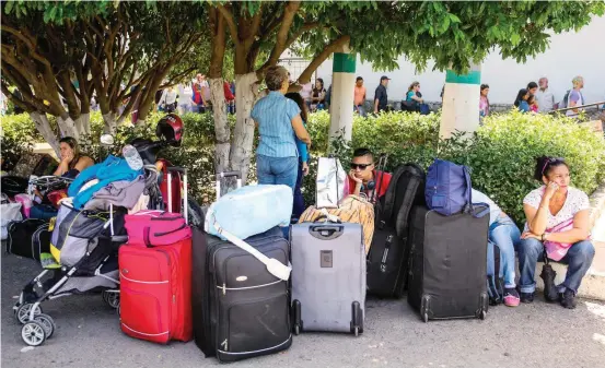  ?? FOTO JULIO CÉSAR HERRERA ?? Imágenes como esta, que muestran a cientos de venezolano­s con sus maletas, buscando una nueva oportunida­d de vida en Colombia, son más frecuentes desde diciembre de 2016, cuando se abrió la frontera.