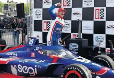  ??  ?? Álex Palou celebra en el ‘Victory Lane’ su triunfo en Alabama, prueba que abre la IndyCar 2021.