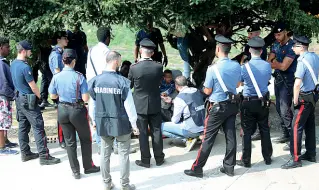  ?? (foto Porta) ?? I controlliI carabinier­i, ieri, ai giardini pubblici di Porta Venezia