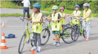  ?? FOTO: PRIVAT ?? Die Kinder üben mit den Rädern der Jugendverk­ehrsschule das richtige Verhalten im Verkehr.