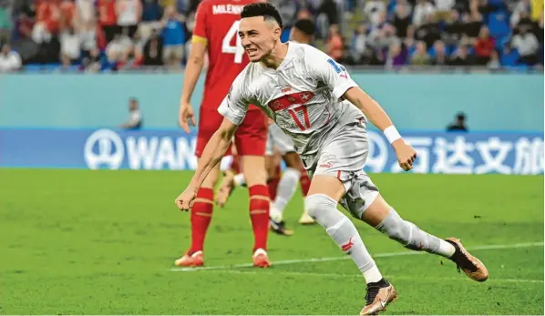  ?? Foto: Alexis Real, Witters ?? Ruben Vargas zog mit der Schweiz ins Achtelfina­le der WM ein. Das brachte seinem Heimatklub FC Augsburg ein hübsches Sümmchen ein. In der Runde der letzten 16 war allerdings Schluss für die Schweizer, sie verloren 1:6 gegen Portugal.