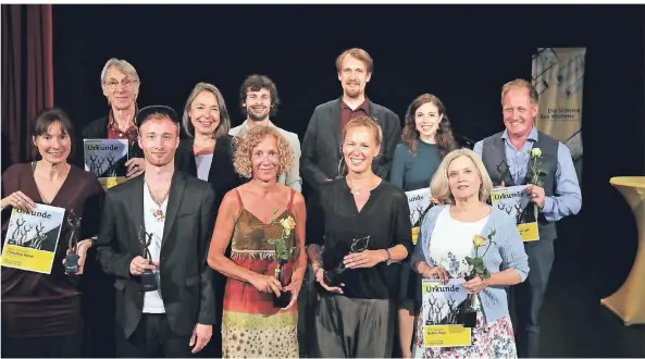  ?? RP-FOTOS: THOMAS LAMMERTZ ?? Alle Gewinner auf einen Blick: (v.l.) Christine Hofer, Robert North, Henning Kallweit, Gabriele Trinczek, Alessandro Borghesani, Eva Spott, Matthias Wippich, Helen Malkowsky, Victoria Hay, Debra Hays und Christophe­r von und zu Lerchenfel­d.