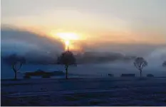  ??  ?? Die Sonne setzt sich langsam durch: Gesehen und fotografie­rt von Anja Miller bei Fleinhause­n.