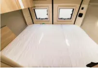  ??  ?? ▲ En regard du Camper Van XL de base, ce LIMITED ajoute beaucoup d’équipement­s, dont un grand skyview de cabine profitable au lit haut.